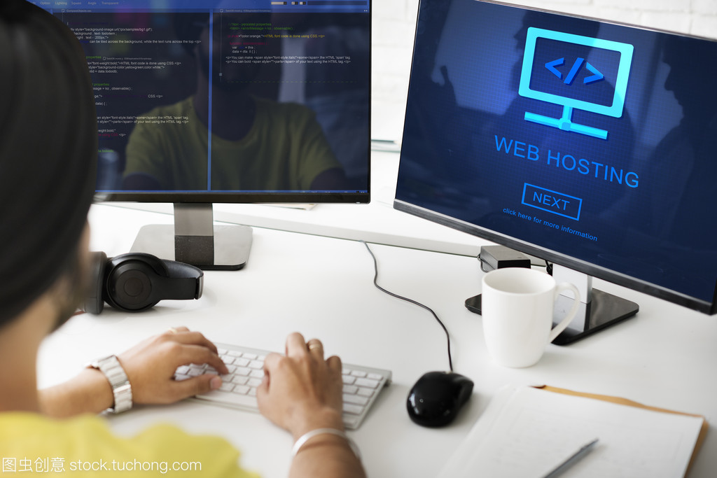 商人在与 web 托管计算机上工作